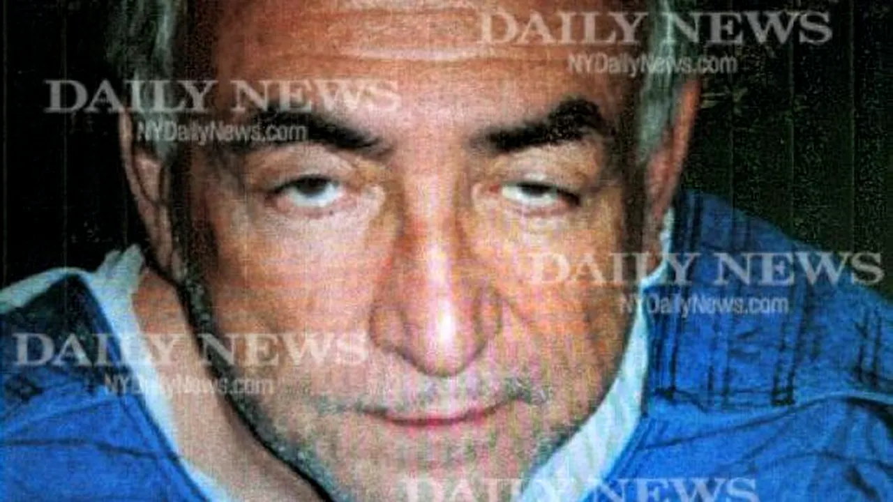Fotografie cu Dominique Strauss-Kahn cu privirea pierdută, obosit, neras şi în haine de închisoare
