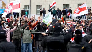 Proteste cu focuri de armă în Minsk. Manifestanţii au fost bătuţi de forţele de ordine