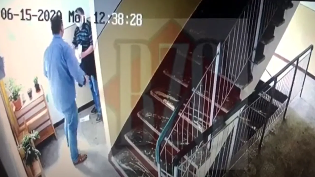 VIDEO Curier în vârstă de 69 de ani, bătut cu bestialitate în scara unui bloc din Cluj-Napoca. Ce îi livrase agresorului