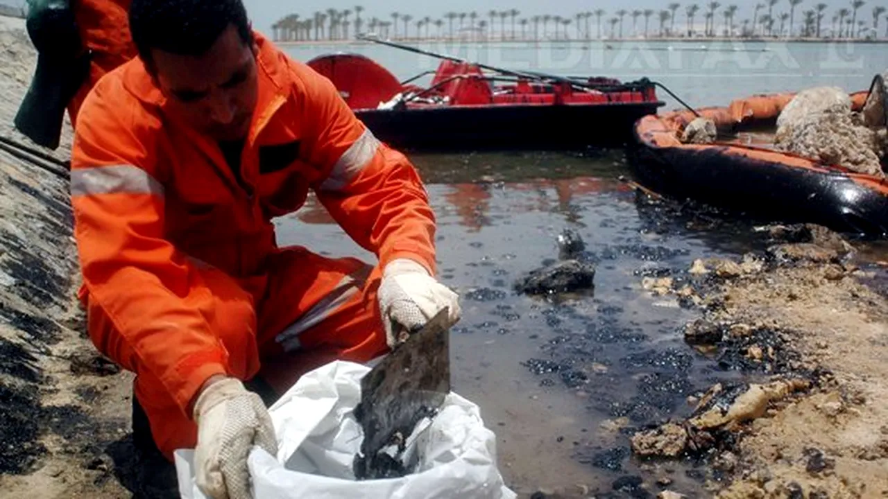 Zone turistice din Egipt, afectate de deversări de la o platformă petrolieră din Marea Roşie