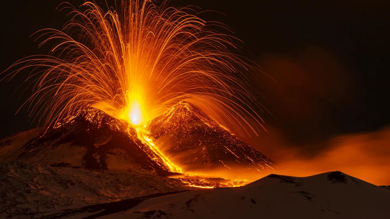 Erupţia vulcanului Etna luminează cerul nopţii
