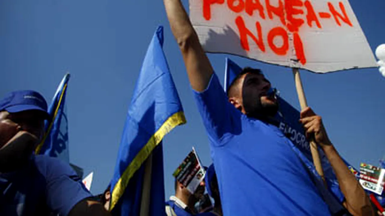 Aproximativ 15.000 de persoane, la mitingul confederaţiilor sindicale din faţa Guvernului - VIDEO şi GALERIE FOTO