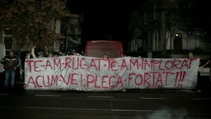Fanii au afişat mesaje anti-Copos în faţa sediului ProTV