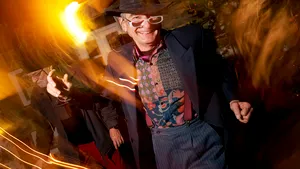 Video viral. Un bunic este surprins de camera video cum începe să danseze la uşa fiicei sale