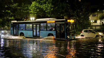 METEO ANM: Vremea se răcește în București. Meteorologii au emis un cod portocaliu de ploi torențiale