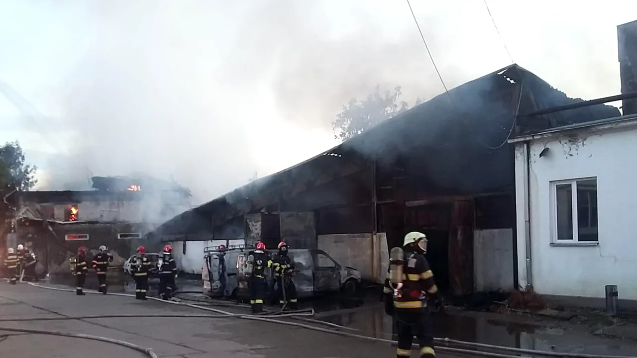 Incendiu puternic la o hală din Cluj. Boc: Dacă este nevoie asigurăm locuinţe de urgenţă