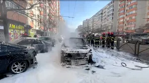 Mașină în flăcări pe Calea Moșilor. Flăcările s-au extins la alte autoturisme