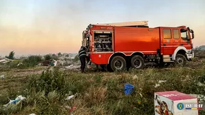 Intervenţia pompierilor continuă în vestul Capitalei. Vegetaţia arde mocnit şi se observă fum