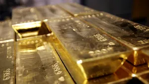 Preţul aurului scade cu 1%, tras în jos de euro