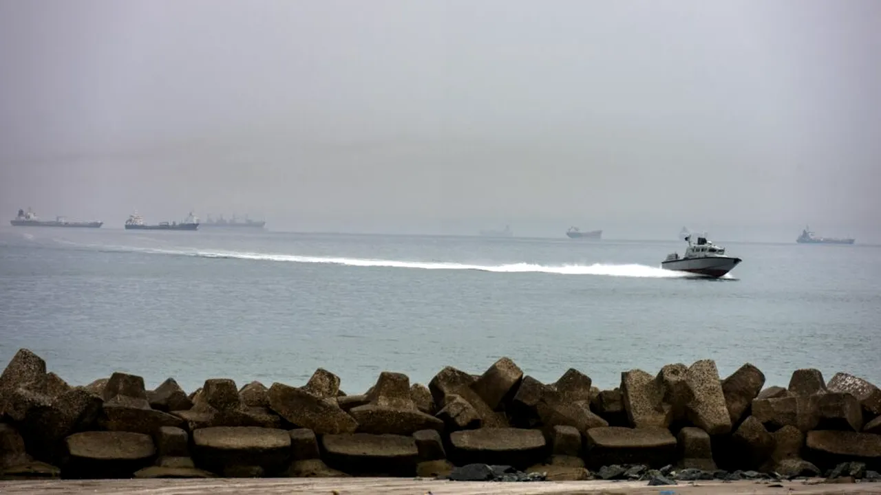 Mesaj sfidător din partea Iranului, în timp ce navele care încercau să traverseze Ormuz au raportat focuri de armă