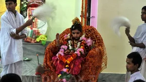 ZEIŢELE care nu au voie să atingă pământul: Povestea tinerelor Kumari din Nepal, venerate de mii de oameni până la pubertate - FOTO