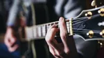 Un bărbat din Japonia, arestat după un deceniu în care și-a terorizat vecinii cu muzică rock la volum maxim