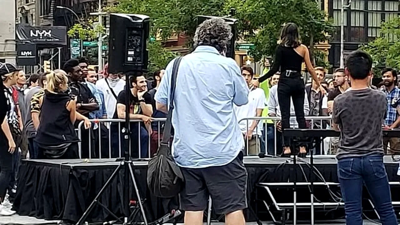 Cum a reuşit o femeie să adune o mulţime de bărbaţi într-o piaţă fără a face prea multe eforturi