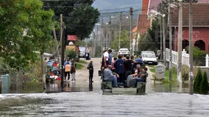 Sute de case şi mii de hectare de terenuri arabile, afectate de inundaţii