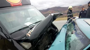 Grav accident de circulaţie | Trei morţi şi doi răniţi, în urma unei ciocniri între un camion şi o maşină