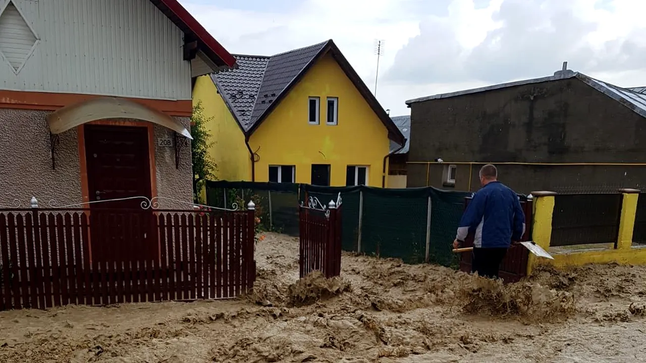 Imagini tulburătoare: Sute de case, inundate în Prahova - FOTO, VIDEO