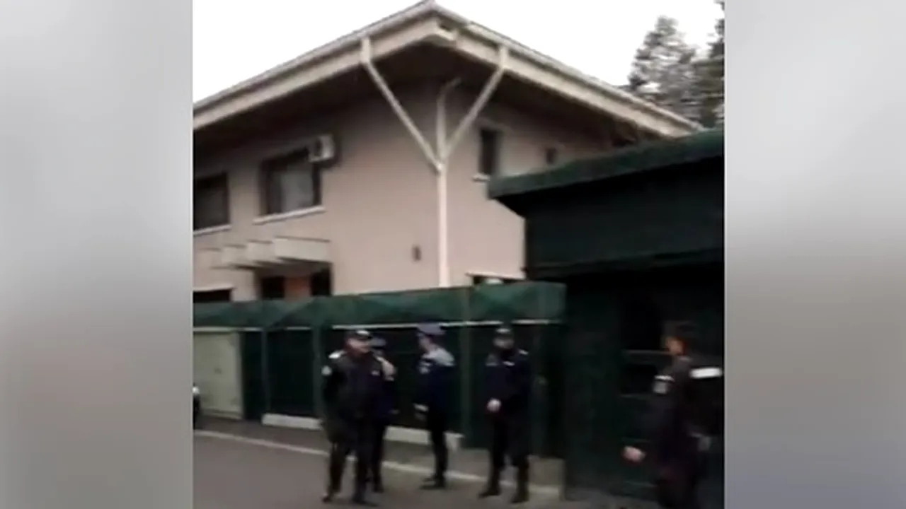 Protestatari #Rezist, la casa lui Ion Iliescu: Tovarăşul criminal! La mulţi ani cu executare | VIDEO