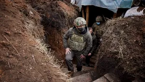 VIDEO Volodymyr Zelensky a vizitat militarii ucraineni din apropierea zonei de conflict 