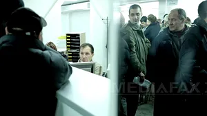 Zeci de asiguraţi protestează la CAS Bucureşti din cauza întârzierilor în eliberarea actelor