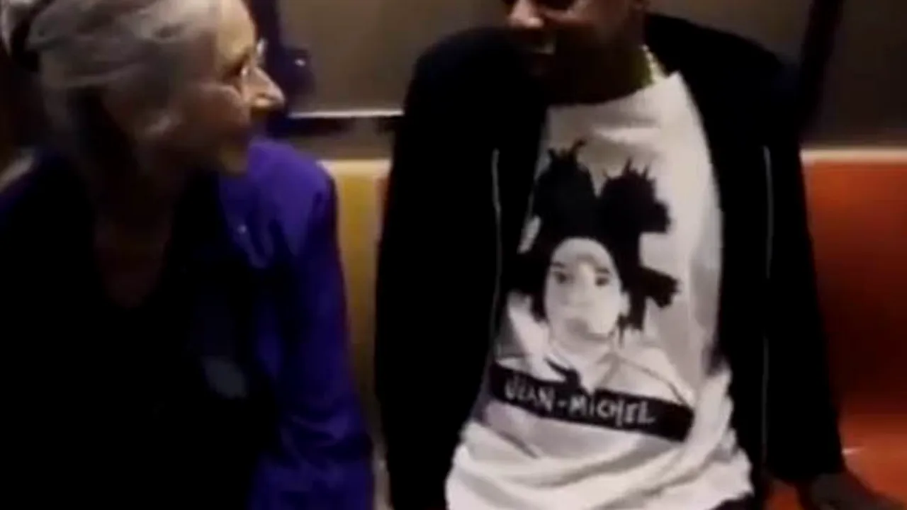 JAY-Z şi o bunicuţă în metrou. Conversaţia savuroasă dintre rapper şi doamna de 67 de ani- VIDEO