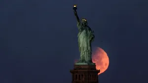 Super luna albastră sângerie, în IMAGINI spectaculoase/ Spectacolul celest a uimit milioane de oameni | FOTO, VIDEO