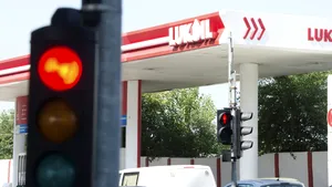 Benzinăriile Lukoil din afara Rusiei, inclusiv cele aproximativ 300 din România, au primit o nouă amânare de la aplicarea sancțiunilor americane. Licența expira la finalul lunii