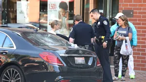 Fiul de 4 ani al actriţei Jaime King, lovit de cioburi de sticlă într-un atac asupra maşinii în care se aflau cei doi