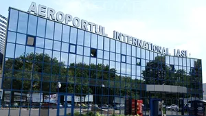 Câteva zeci de persoane aşteaptă de trei ore în aeroportul din Iaşi să plece către Bucureşti
