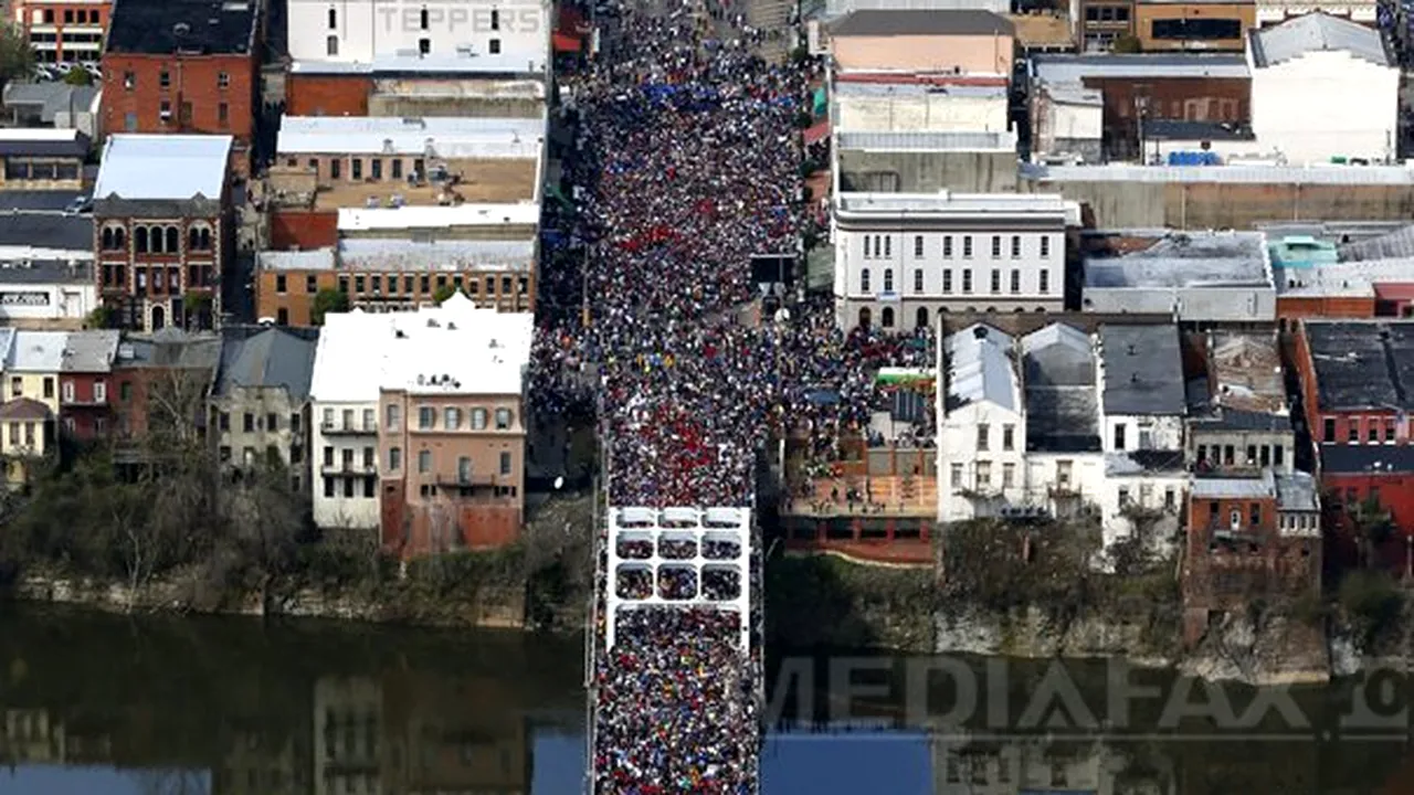 Mii de persoane au comemorat 50 de ani de la reprimarea protestatarilor americani pe podul din Selma