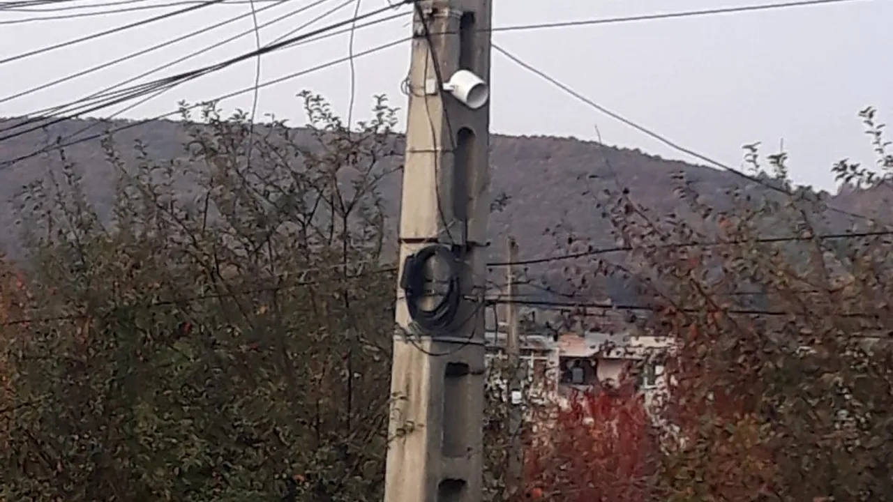 „Prima dată nu ştiam de unde vine”. O primărie din Gorj a montat un sistem de boxe pe stâlpi, prin care redă muzică şi hotărârile de consiliu local