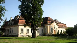 Artmark: Preţuri de la 300.000 de euro pentru vila lui Ceauşescu de la Predeal şi Cula Greceanu