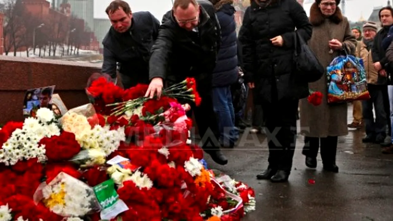 Mii de persoane s-au reunit în centrul Moscovei pentru a participa la marşul în memoria lui Nemţov. Peste 50 de persoane au fost reţinute
