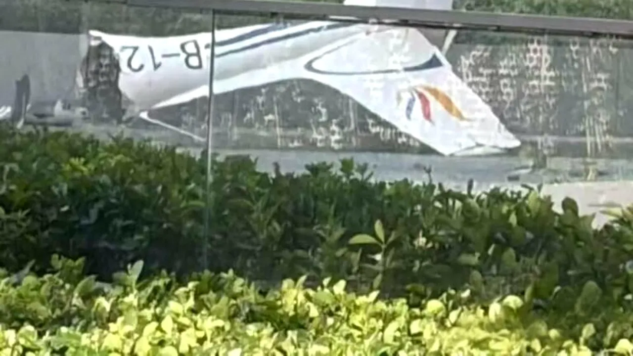 Un avion a intrat în cel mai înalt zgârie-nori din Beijing. Resturile au căzut pe trotuar