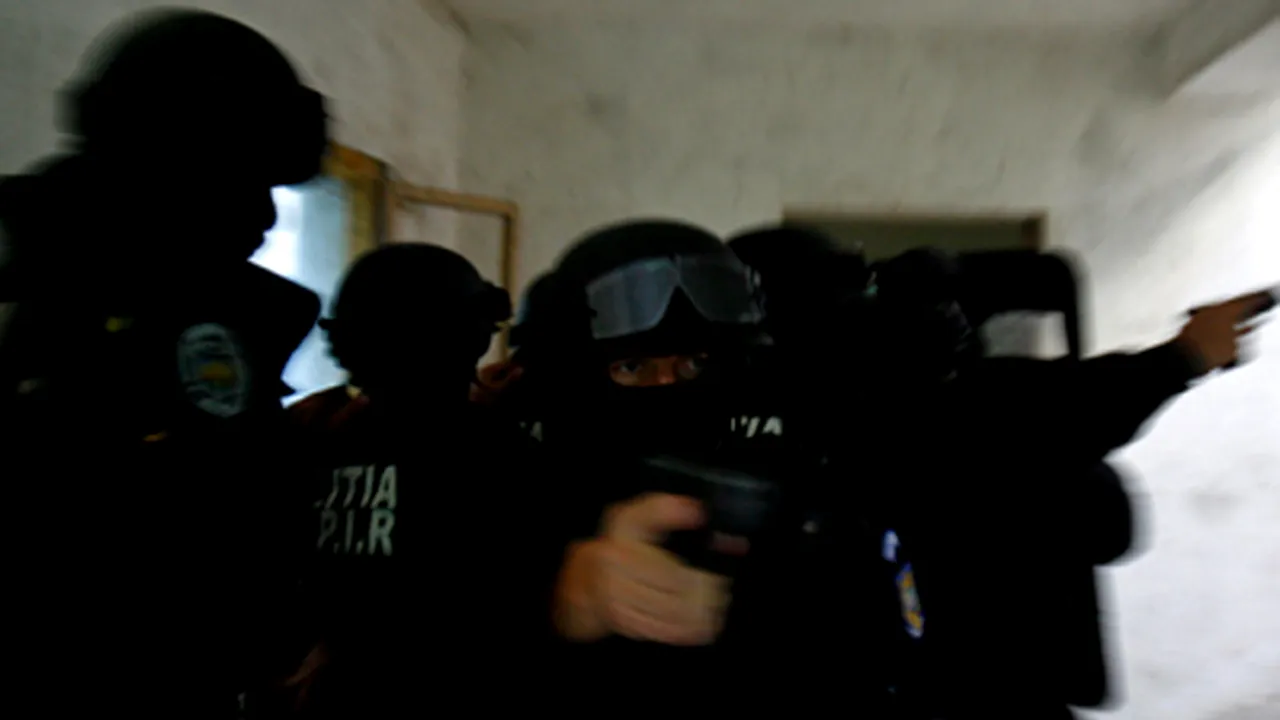Descinderi în mai multe oraşe pentru destructurarea unei reţele de crimă organizată - VIDEO