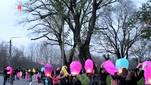 Lanţ uman şi lampioane lansate în jurul Cetăţii Aradului, pentru demilitarizarea acesteia - FOTO