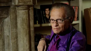 Legendarul moderator Larry King a fost diagnosticat cu COVID-19 şi internat de urgenţă în spital