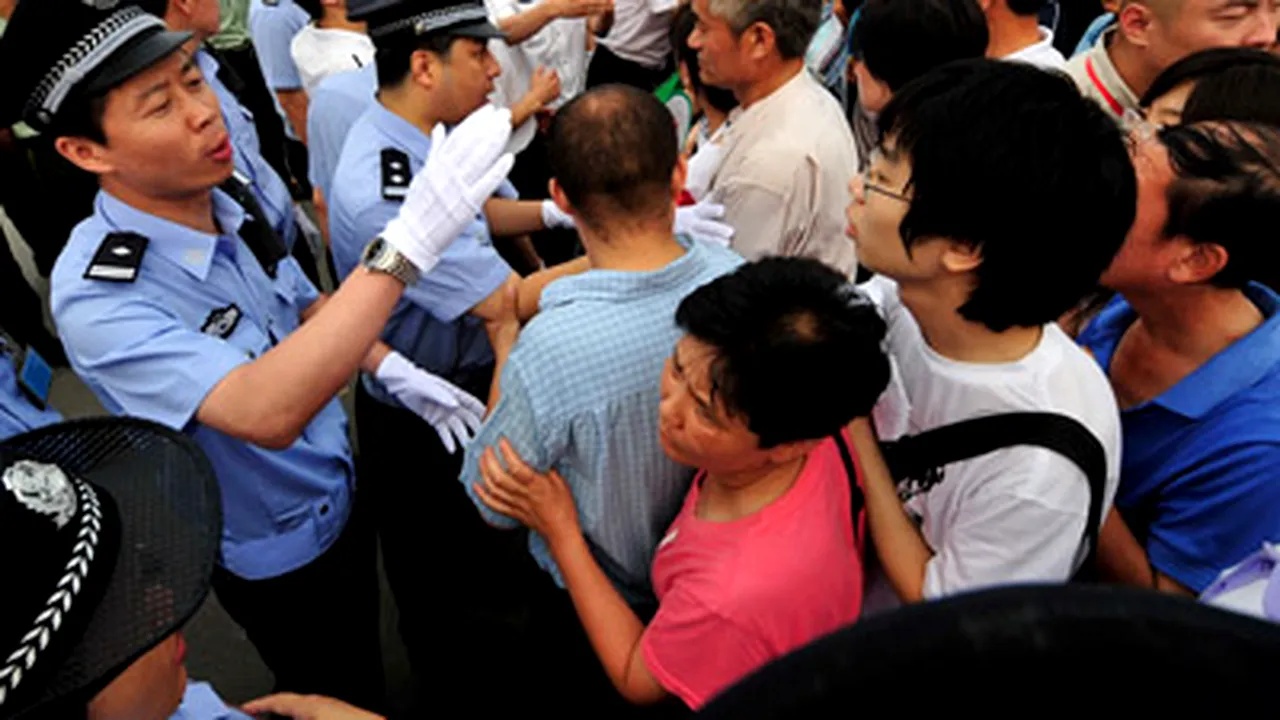 Zeci de poliţişti şi activişti de partid, răniţi în urma unei revolte în nord-vestul Chinei