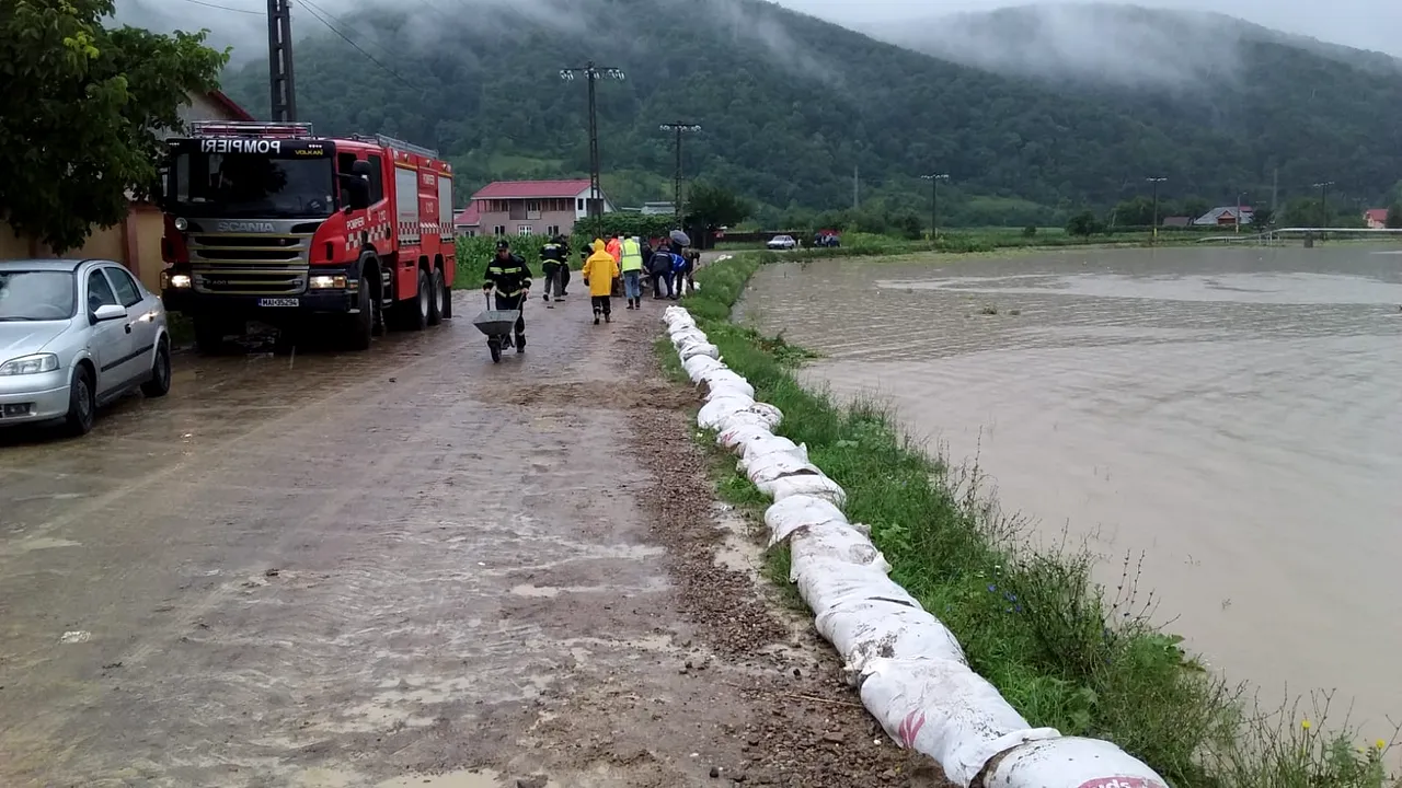 Ultimele date despre INUNDAŢIILE din România: 15 judeţe afectate de precipitaţii. Trafic rutier oprit pe TREI drumuri naţionale