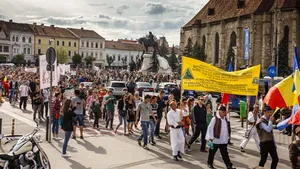 Cluj: Peste 1000 de persoane au protestat faţă de defrişarea pădurilor, criticându-l pe Iohannis. Participanţii au blocat traficul în centrul oraşului. La manifestare a fost şi soţia primarului Boc - FOTO