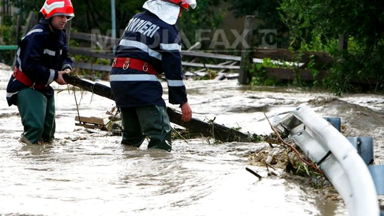 COD ROŞU de inundaţii. ANM a emis două atenţionări de cod galben şi cod portocaliu de ploi / Purtătorul de cuvânt al Guvernului: Se acţionează cu efective sporite