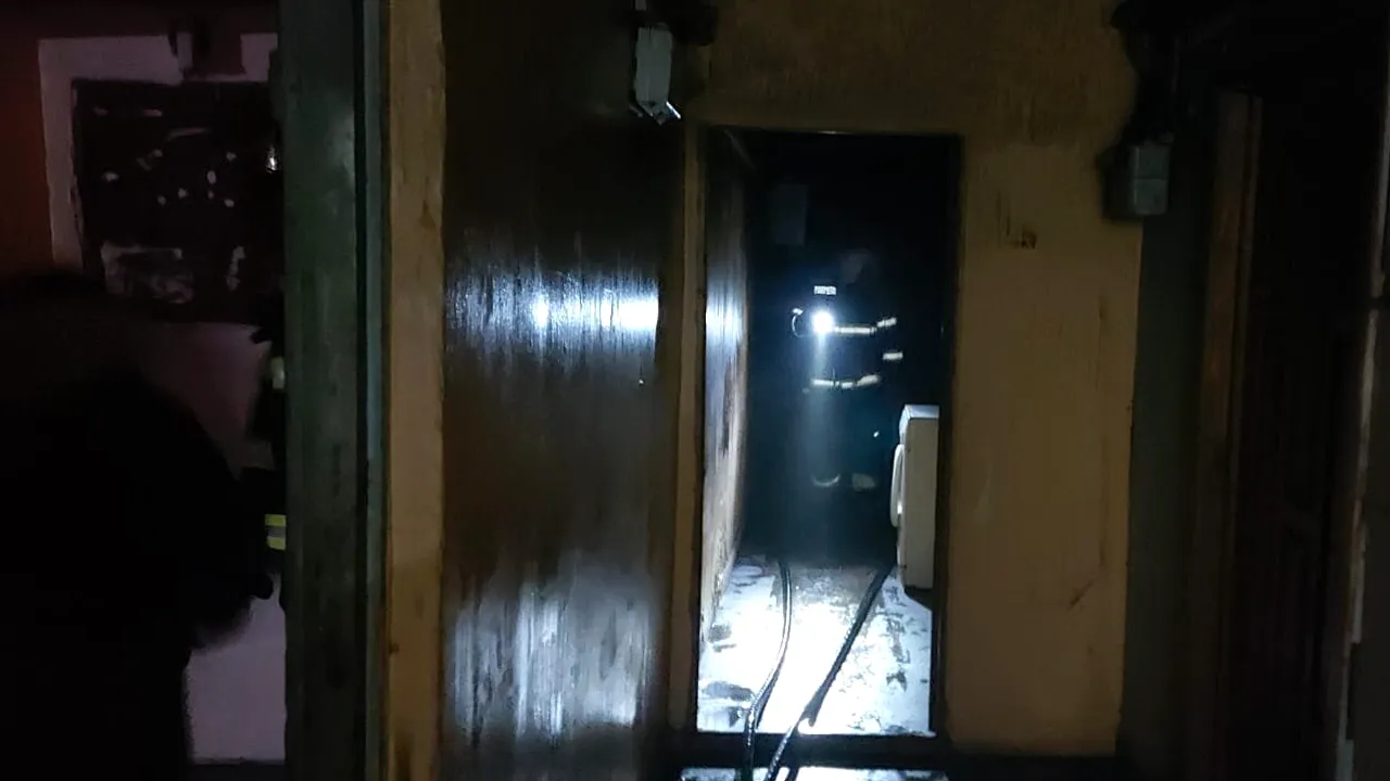 O femeie a murit şi aproape 50 de persoane au fost evacuate în urma unui incendiu în Baia Mare