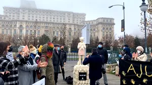 Protest la Parlament: sculptură a unui copil abuzat, amplasată în văzul aleşilor