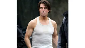 Tom Cruise îşi arată muşchii la 48 de ani - FOTO