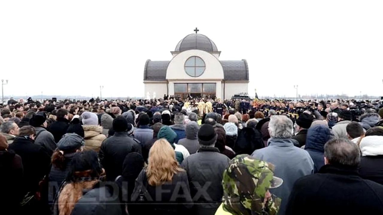 REPORTAJ: Aurelia Ion, înmormântată în prezenţa a sute de oameni, între care localnici din Apuseni care au participat la misiunea de salvare - FOTO