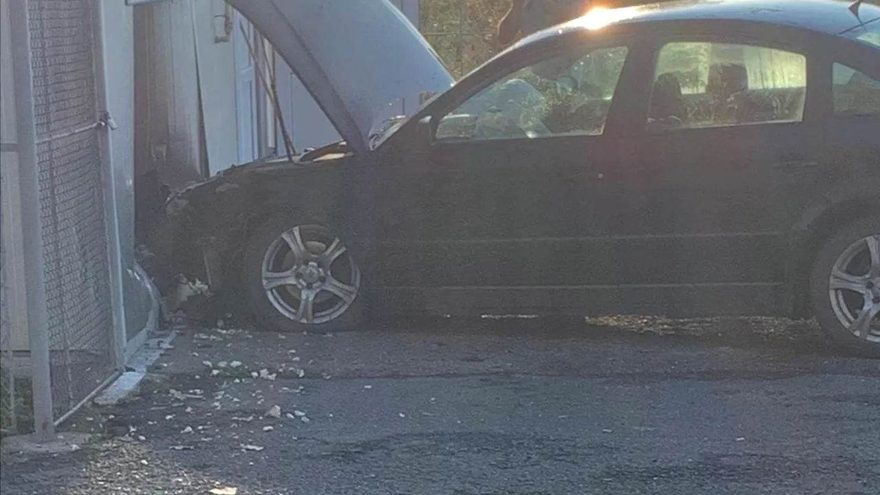 Un şofer beat şi fără permis s-a proptit cu maşina în peretele unei baze sportive din Ialomiţa. A fugit imediat de la locul faptei