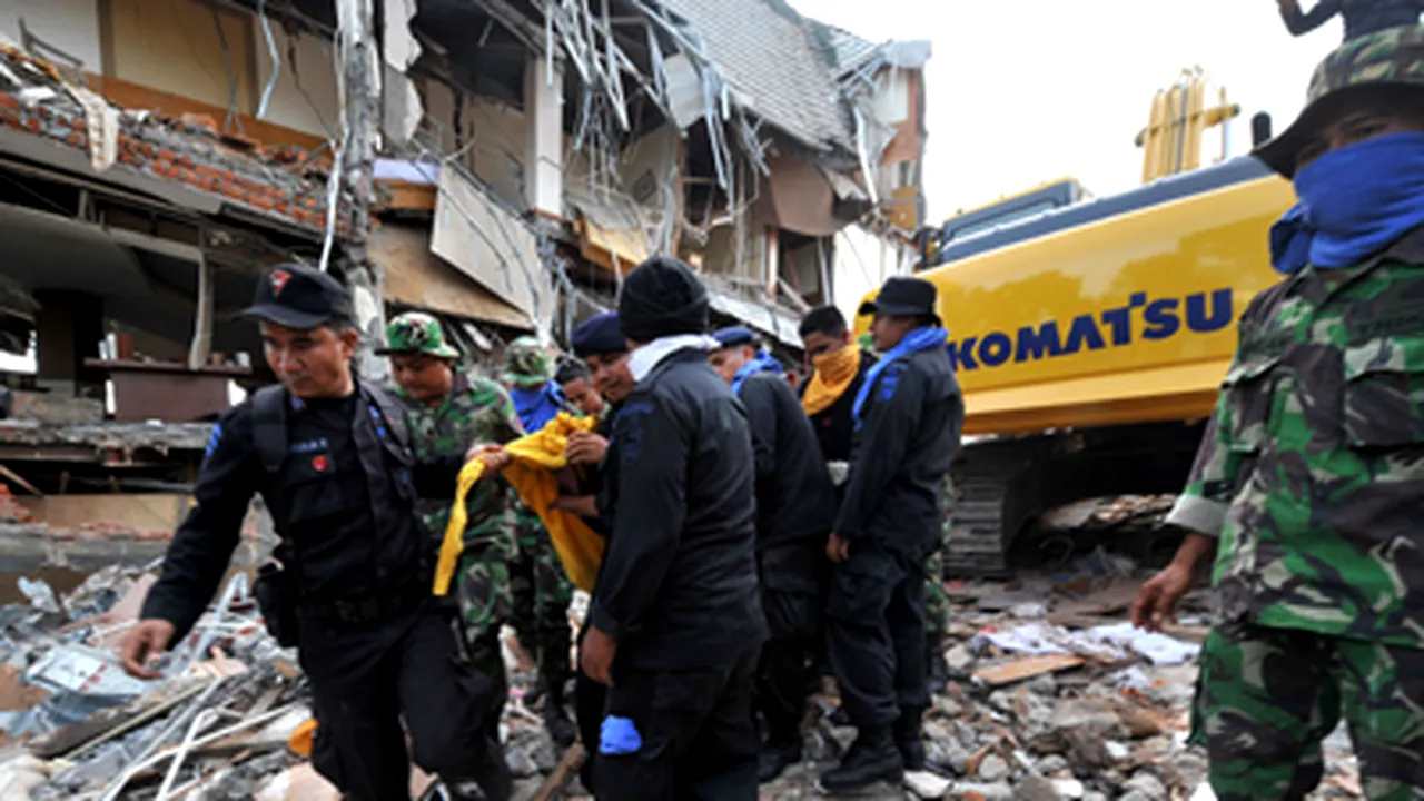 Aproape 3.000 de persoane, prinse sub dărâmături în Indonezia - VIDEO, GALERIE FOTO