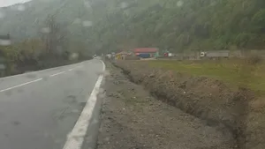 Drumarii acţionează pe DN 7A, între Voineasa şi Obîrşia Lotrului, unde s-a aşternut strat de zăpadă