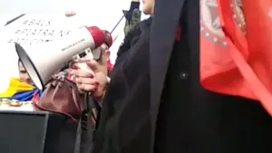 VIDEO Proteste în mai multe oraşe împotriva restricţiilor în ziua cu record la ATI. Diana Şoşoacă prezentă la Bucureşti. George Simion la Cluj. Jandarmeria anunţă sancţiuni