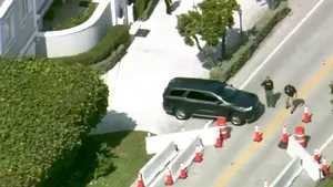 Urmărire cu focuri de armă lângă reşedinţa lui Donald Trump, după ce doi suspecţi au forţat un punct de control. VIDEO