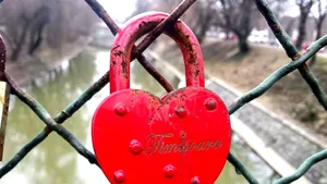 GALERIE FOTO Zeci de cupluri din Timişoara au prins lacăte ale iubirii pe “Podul Îndrăgostiţilor”